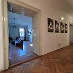 Center Flat 160m2 Апартаменти